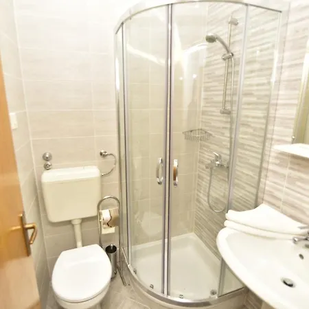 לינה וארוחת בוקר Tom 3*