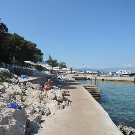 Tom לינה וארוחת בוקר 3*