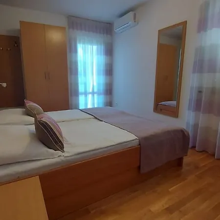 לינה וארוחת בוקר Tom 3*