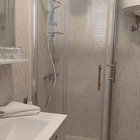 לינה וארוחת בוקר Tom 3*